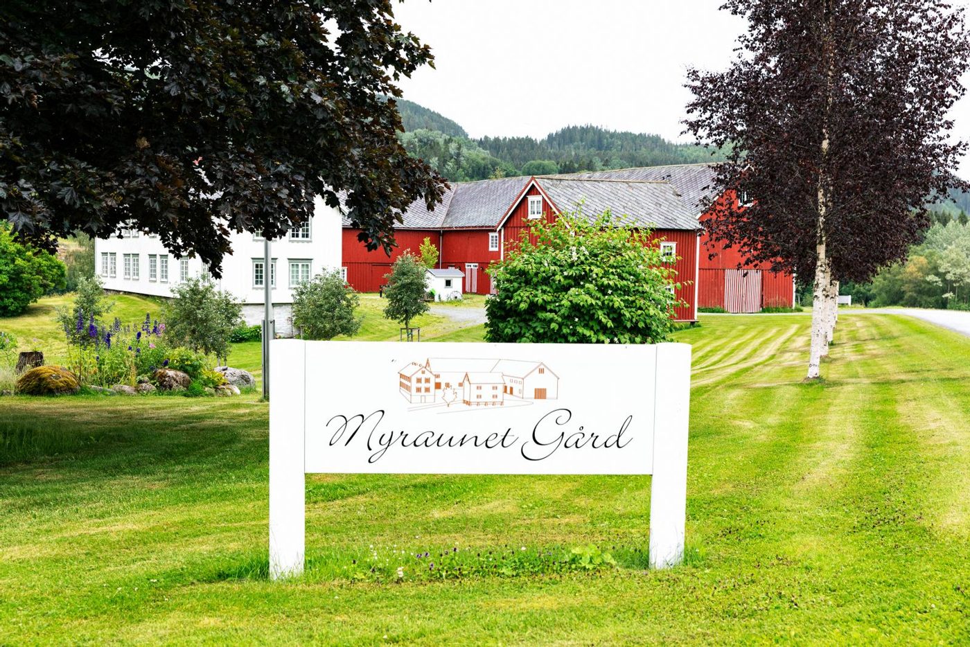 Myraunet Gård today, with the farm sign by the driveway