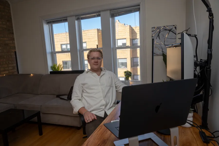 Andreas Myraune. At home with the laptop