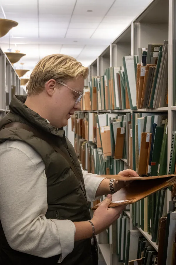 Andreas Myraune. In the library